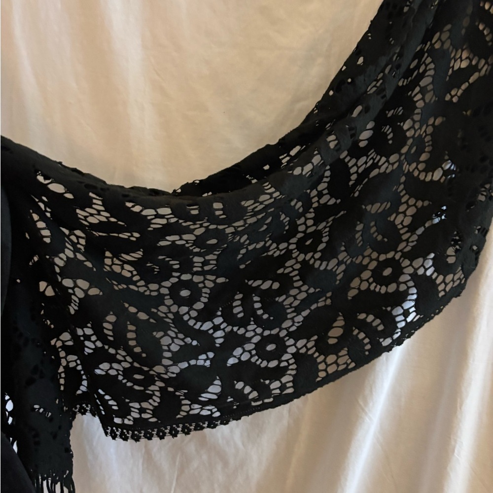 Elegant Black Lace Shawl - Picture 4 of 4